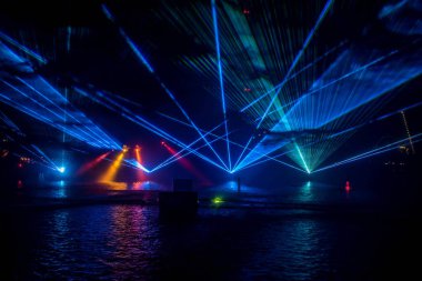 Orlando, Florida. 23 Ağustos 2019. Seaworld Elektrik Okyanusu'nda dans çeşmeler, renkli ışıklar ve sis ekranları (3).