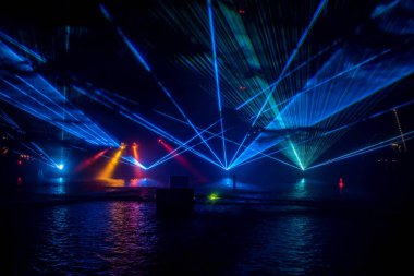 Orlando, Florida. 23 Ağustos 2019. Seaworld Elektrik Okyanusu'nda dans çeşmeler, renkli ışıklar ve sis ekranları (3).