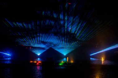 Orlando, Florida. 23 Ağustos 2019. Seaworld Elektrik Okyanusu'nda dans çeşmeler, renkli ışıklar ve sis ekranları (4)