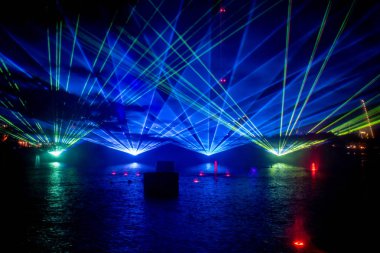 Orlando, Florida. 23 Ağustos 2019. Seaworld Elektrik Okyanusu'nda dans çeşmeler, renkli ışıklar ve sis ekranları (6).