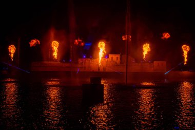 Orlando, Florida. 23 Ağustos 2019. Seaworld'de Elektrik Okyanusu'nda ateş topları (121)