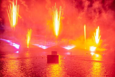 Orlando, Florida. 23 Ağustos 2019. Havai fişekler , Seaworld Elektrik Okyanusu'nda dans çeşmeler ve renkli ışıklar (1).