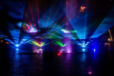 Orlando, Florida. 23 Ağustos 2019. Havai fişek , Seaworld Elektrik Okyanusu'nda dans çeşmeler ve renkli ışıklar (2)