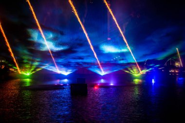 Orlando, Florida. 23 Ağustos 2019. Havai fişek , Seaworld Elektrik Okyanusu'nda dans çeşmeler ve renkli ışıklar (3)