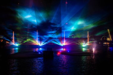 Orlando, Florida. 23 Ağustos 2019. Havai fişek , Seaworld Elektrik Okyanusu'nda dans çeşmeler ve renkli ışıklar (4).