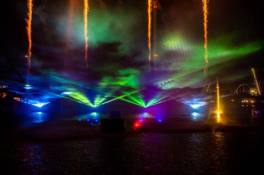 Orlando, Florida. 23 Ağustos 2019. Havai fişek , Seaworld Elektrik Okyanusu'nda dans çeşmeler ve renkli ışıklar (5).