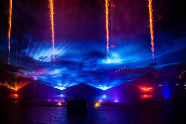 Orlando, Florida. 23 Ağustos 2019. Havai fişek , Seaworld Elektrik Okyanusu'nda dans çeşmeler ve renkli ışıklar (8)