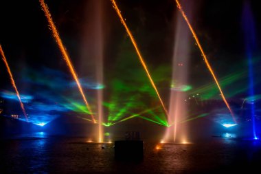 Orlando, Florida. 23 Ağustos 2019. Havai fişekler, dans eden çeşmeler ve Seaworld'deki Electric Ocean'da sis ekranları (3)