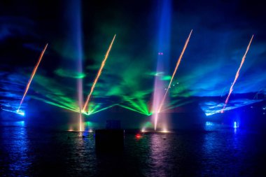 Orlando, Florida. 23 Ağustos 2019. Havai fişekler, dans eden çeşmeler ve Seaworld'deki Electric Ocean'da sis ekranları (4).