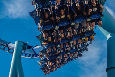 Orlando, Florida. 23 Ağustos 2019. Seaworld'de Manta Ray rollercoaster'ın keyfini çıkaran lar (1)