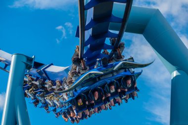 Orlando, Florida. 23 Ağustos 2019. Seaworld Manta Ray rollercoaster zevk İnsanlar (2)