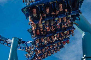 Orlando, Florida. 23 Ağustos 2019. Seaworld'de Manta Ray rollercoaster'ın keyfini çıkaran lar (4).