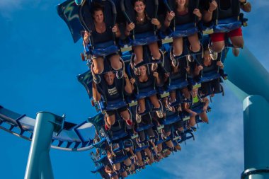 Orlando, Florida. 23 Ağustos 2019. Seaworld'de Manta Ray rollercoaster'ın keyfini çıkaran lar (5)