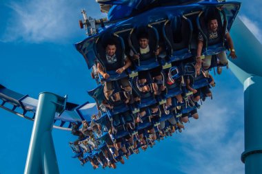 Orlando, Florida. 23 Ağustos 2019. İnsanlar Seaworld Manta Ray rollercoaster zevk (7).