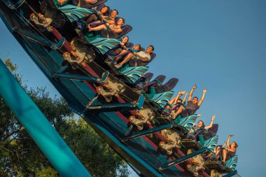 Orlando, Florida. 23 Ağustos 2019. İnsanlar Seaworld (2 eğlenceli inanılmaz Mako roller coaster sahip).