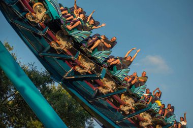 Orlando, Florida. 23 Ağustos 2019. İnsanlar Seaworld (3 eğlenceli inanılmaz Mako roller coaster sahip).