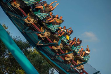 Orlando, Florida. 23 Ağustos 2019. İnsanlar Seaworld (4 eğlenceli inanılmaz Mako roller coaster sahip)