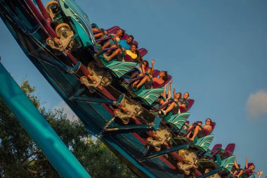 Orlando, Florida. 23 Ağustos 2019. İnsanlar Seaworld (5 eğlenceli inanılmaz Mako roller coaster sahip).