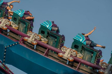 Orlando, Florida. 23 Ağustos 2019. Seaworld'de mako rollercoaster eğlenen insanlar (57).