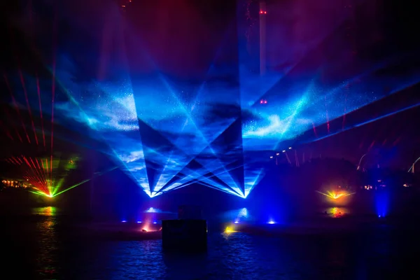 奥兰多 佛罗里达州2019年8月23日 电海是季节性的烟花表演在七海泻湖 舞蹈喷泉 和雾屏风在海洋世界 — 图库照片
