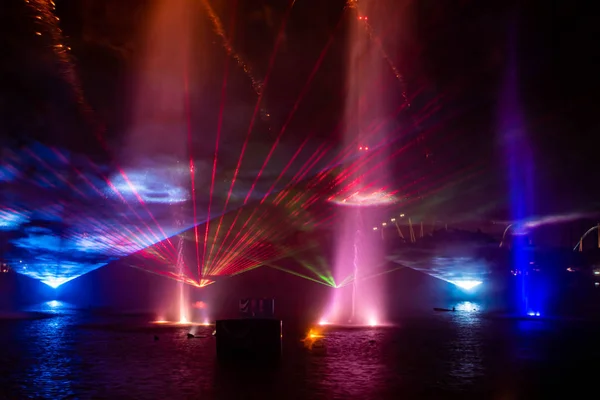 奥兰多 佛罗里达州2019年8月23日 舞蹈喷泉和五颜六色的灯在电海洋在海洋世界 — 图库照片