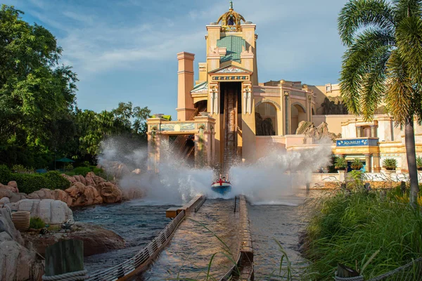 Orlando Florida Agosto 2019 Gente Divirtiéndose Viajes Atracción Atlantis Seaworld — Foto de Stock