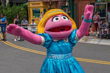 Orlando, Florida. 07 Ağustos 2019. Seaworld Susam Street Party Parade çayır Şafak dans (5).