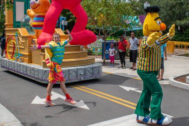 Orlando, Florida. 28 Ağustos 2019. Seaworld Susam Street Party Parade Bert ve kadın dansçılar (3).