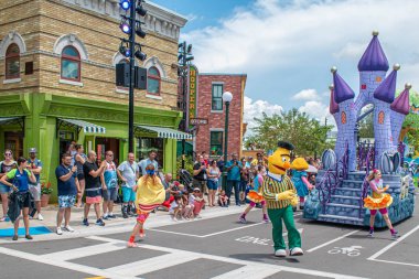 Orlando, Florida. 28 Ağustos 2019. Seaworld Susam Street Party Parade Bert ve kadın dansçılar (4).