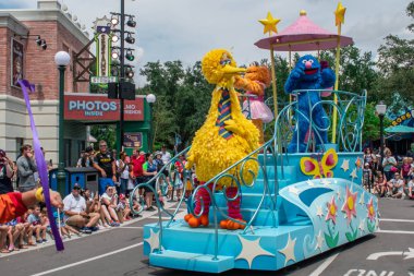 Orlando, Florida. 28 Ağustos 2019. Seaworld susam Sokak Partisi Geçit Töreninde Big Bird ve Cookie Monster .