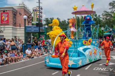 Orlando, Florida. 28 Ağustos 2019. Big Bird, Zoe , Cookie Monters ve Seaworld Susam Street Party Parade dansçılar (2).