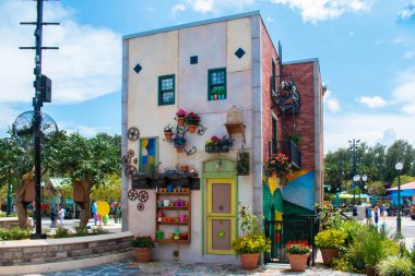 Orlando, Florida. 28 Ağustos 2019. Seaworld Susam Sokağı'nda renkli ev (1).