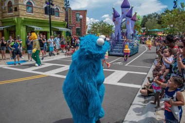 Orlando, Florida. 28 Ağustos 2019. Seaworld Susam Street Party Parade Cookie Monster dans (1).