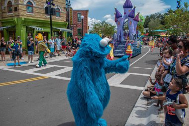 Orlando, Florida. 28 Ağustos 2019. Seaworld Susam Street Party Parade Cookie Monster dans (7).