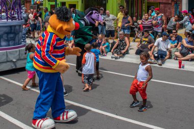 Orlando, Florida. 28 Ağustos 2019. Seaworld Susam Street Party Parade küçük çocuk ile Ernie dans (23).