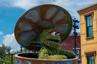 Orlando, Florida. 28 Ağustos 2019. Oscar Seaworld susam Sokak Partisi Parade grouch (1).