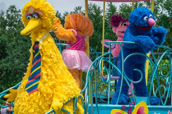 Orlando Florida Augustus 2019 Big Bird Cookie Monster Zoe Abby — Stockfoto