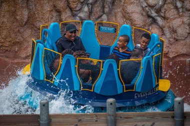 Orlando, Florida. 28 Ağustos 2019. İnsanlar Seaworld de inanılmaz Infinity Falls cazibe zevk , (333)