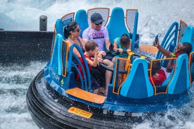 Orlando, Florida. 28 Ağustos 2019. Seaworld'de Infinity Falls'ta büyük bir sıçrama ile eğlenen insanlar (14)