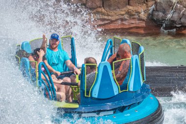 Orlando, Florida. 28 Ağustos 2019. Seaworld'de Infinity Falls'ta büyük bir sıçrama ile eğlenen insanlar (21)