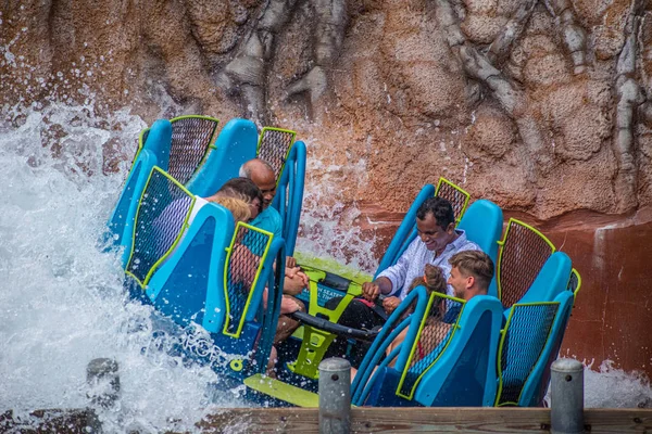 Orlando Florida Agosto 2019 Gente Disfrutando Increíble Atracción Infinity Falls — Foto de Stock