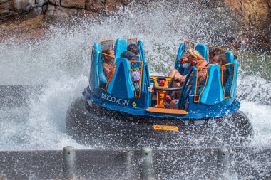 Orlando, Florida. 28 Ağustos 2019. Seaworld'de Infinity Falls'ta büyük bir sıçrama ile eğlenen insanlar (24)