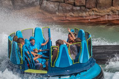 Orlando, Florida. 28 Ağustos 2019. Seaworld'de Infinity Falls'ta büyük bir sıçrama ile eğlenen insanlar (29)