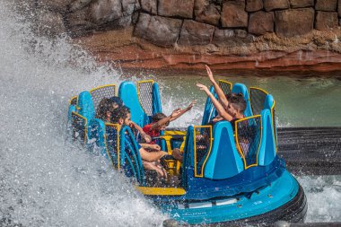 Orlando, Florida. 28 Ağustos 2019. Seaworld'de Infinity Falls'ta büyük bir sıçrama ile eğlenen insanlar (31)