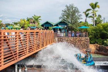 Orlando, Florida. 28 Ağustos 2019. Seaworld'de Infinity Falls'ta büyük bir sıçrama ile eğlenen insanlar (40).