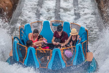 Orlando, Florida. 28 Ağustos 2019. Seaworld'de Infinity Falls'ta büyük bir sıçrama ile eğlenen insanlar (45)