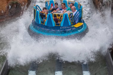 Orlando, Florida. 28 Ağustos 2019. Seaworld'de Infinity Falls'ta büyük bir sıçrama ile eğlenen insanlar (48).