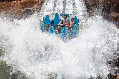 Orlando, Florida. 28 Ağustos 2019. Seaworld'de Infinity Falls'ta büyük bir sıçrama ile eğlenen insanlar (53)