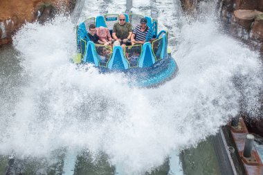 Orlando, Florida. 28 Ağustos 2019. Seaworld'de Infinity Falls'ta büyük bir sıçrama ile eğlenen insanlar (55).