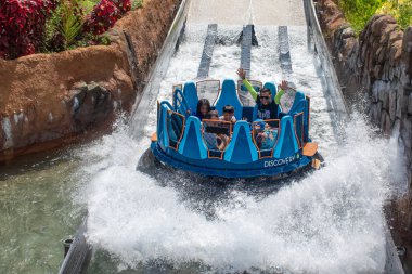 Orlando, Florida. 28 Ağustos 2019. Seaworld'de Infinity Falls'ta büyük bir sıçrama ile eğlenen insanlar (57).